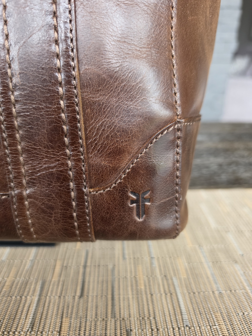 Frye Melissa Classic Brown Leather Tote Bag - Stylish Everyday Carry - Picture 3 of 6